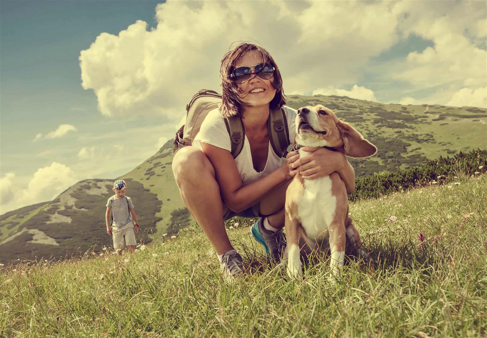 Wandern vor der Tour - Frauchen mit Hund am Berg