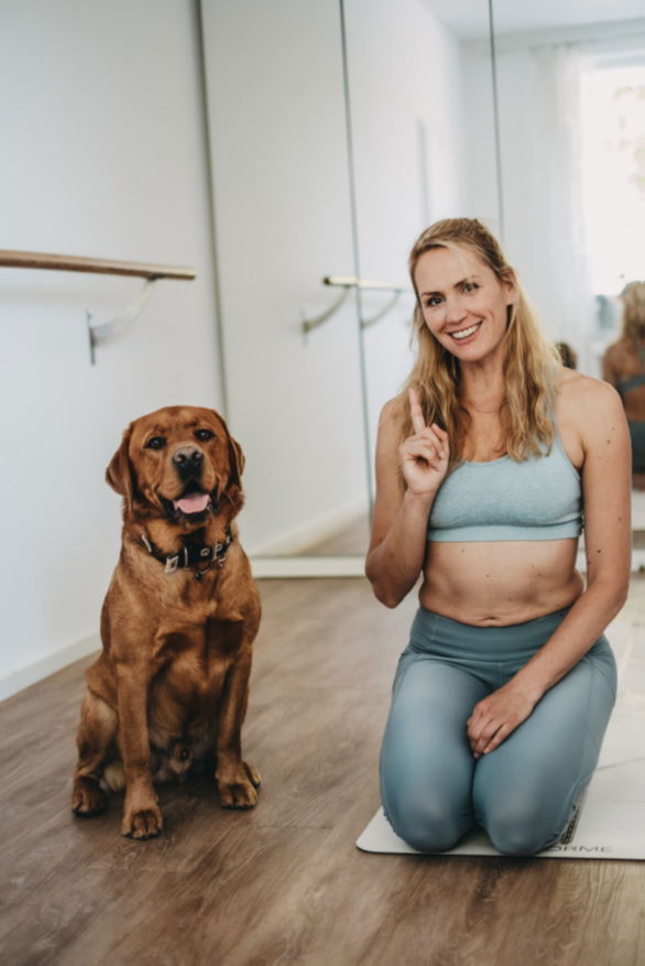 Frau Hund Labrador Yoga