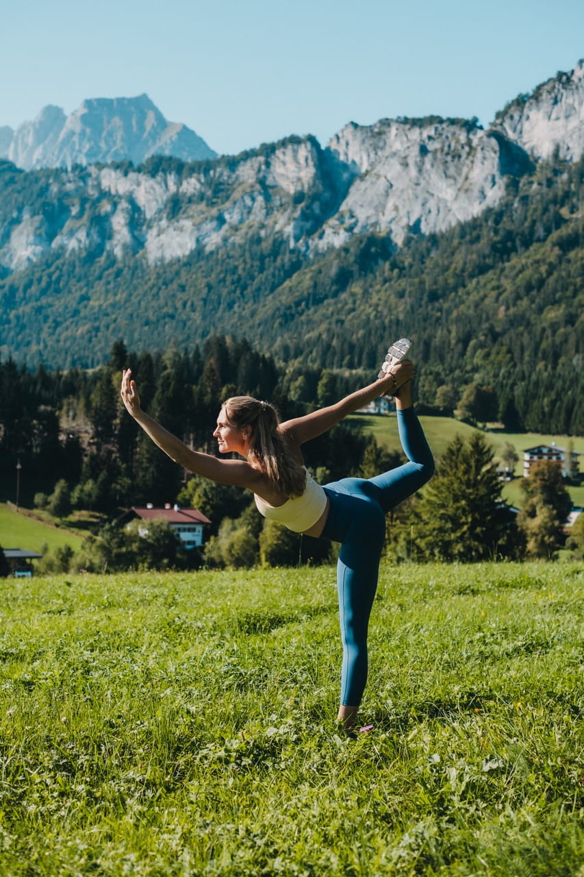 Yoga Frau vor Gebirgspanorama