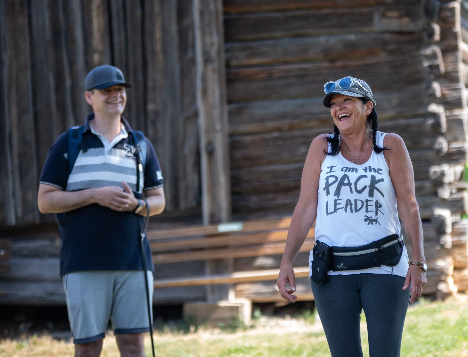 Coachin Hedwig mit einem Teilnehmer des Hunde-Pack Walks in Ellmau am Wilden Kaiser.