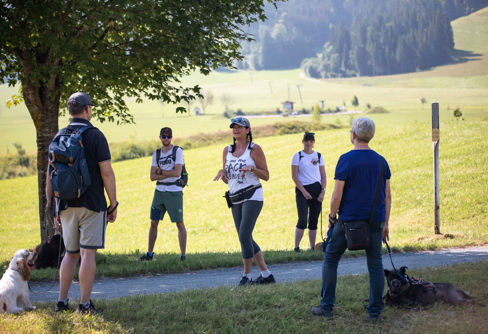 Coachin Hedwig mit Teilnehmer:innen des Hunde-Pack Walks in Ellmau am Wilden Kaiser.