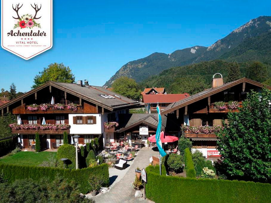 Das DEVA Achentaler Vitalhotel in Unterwössen von außen.