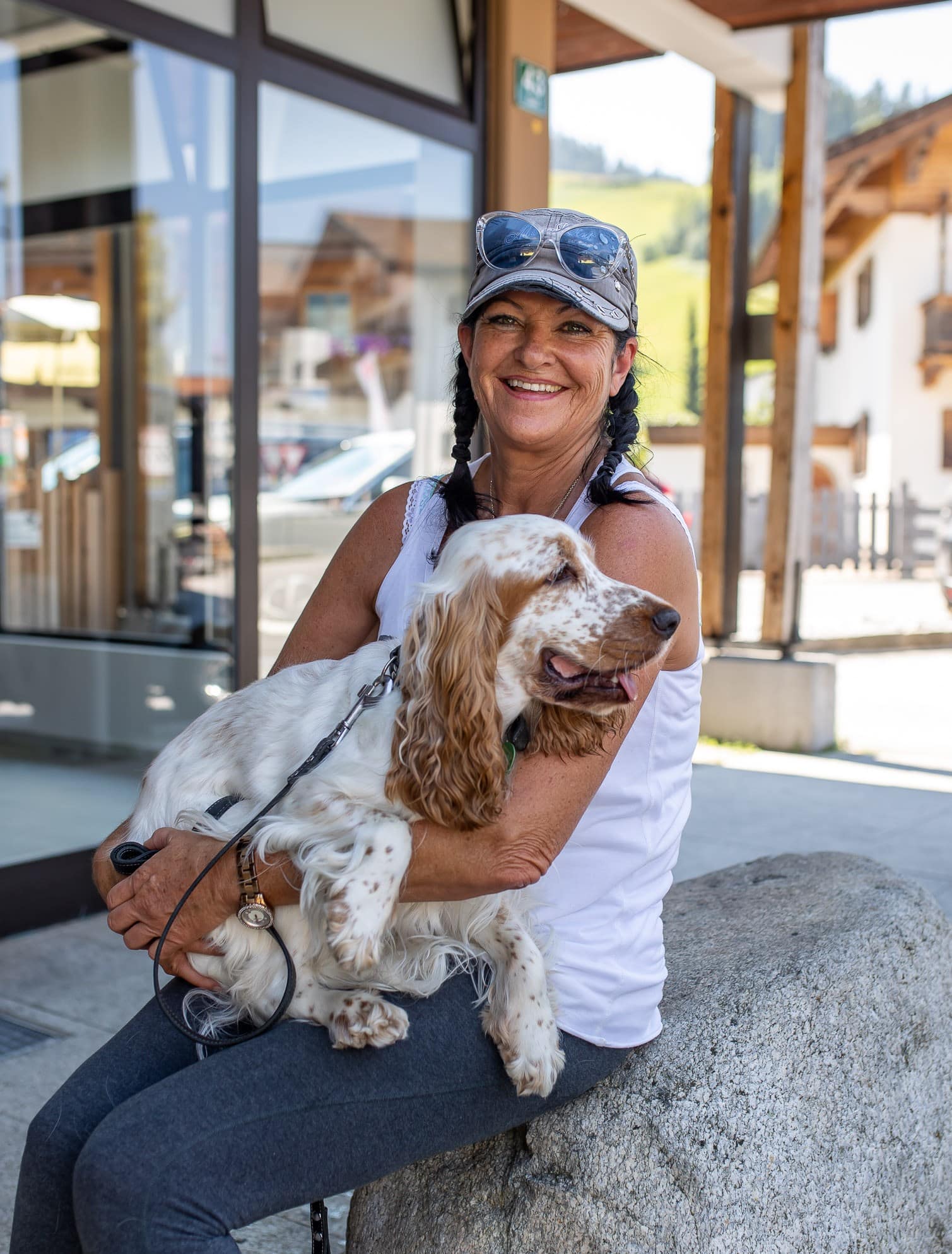 Die Hundecoachin Hedwig Brandauer mit Cocker Spaniel Sissy auf dem Schoß.