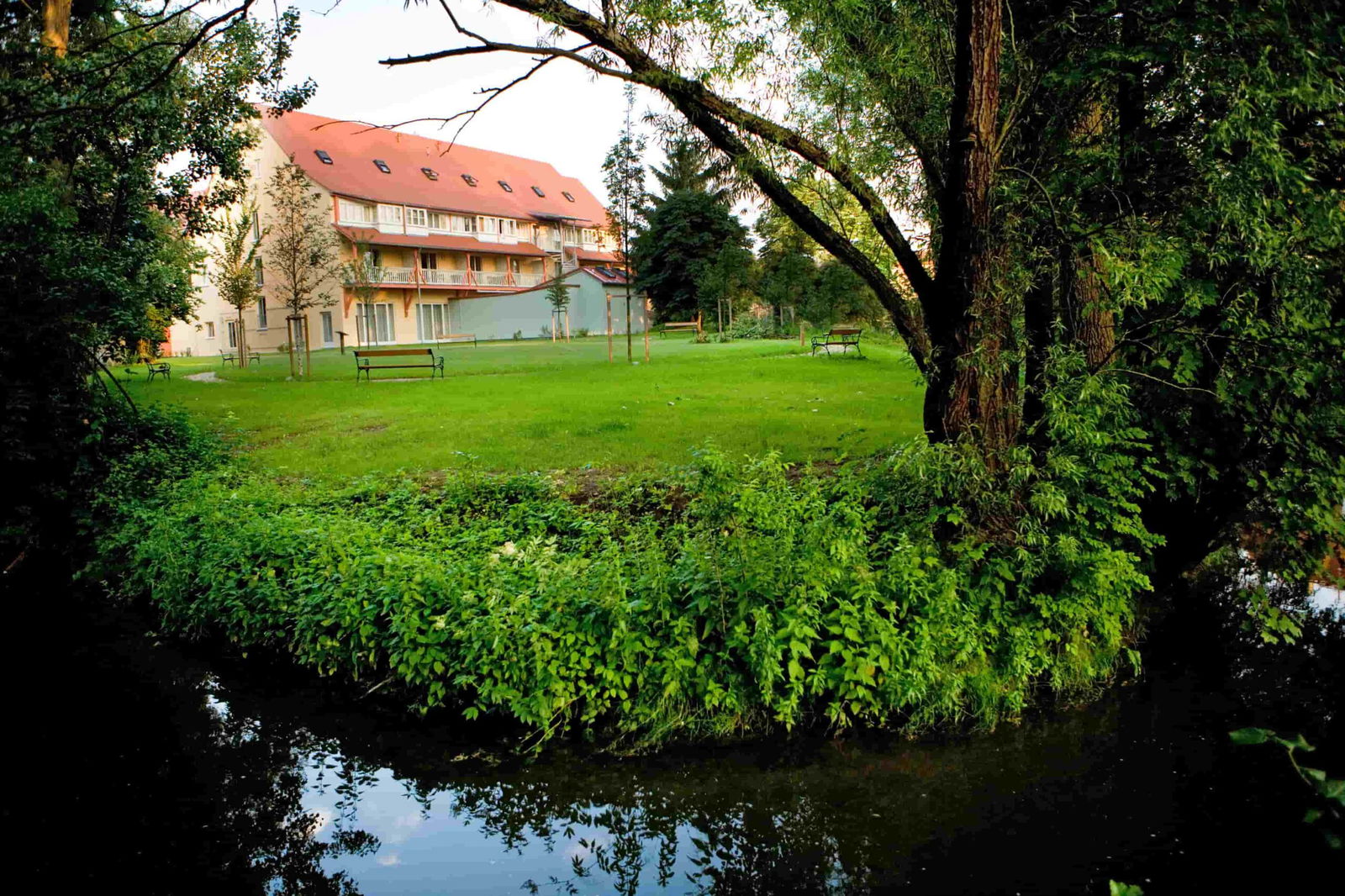 Außenbereich des hundefreundlichen JUFA Hotel Nördlingen.