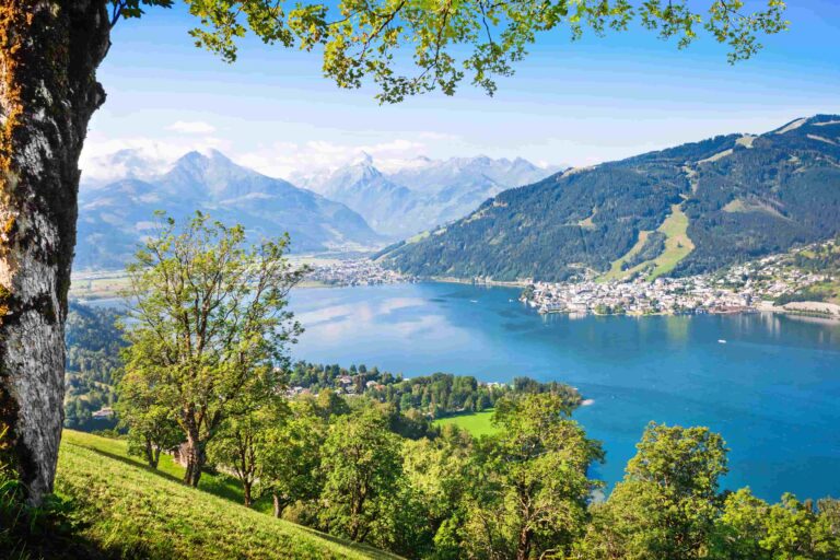 Blick auf den Zeller See und das umliegende Bergpanorama.