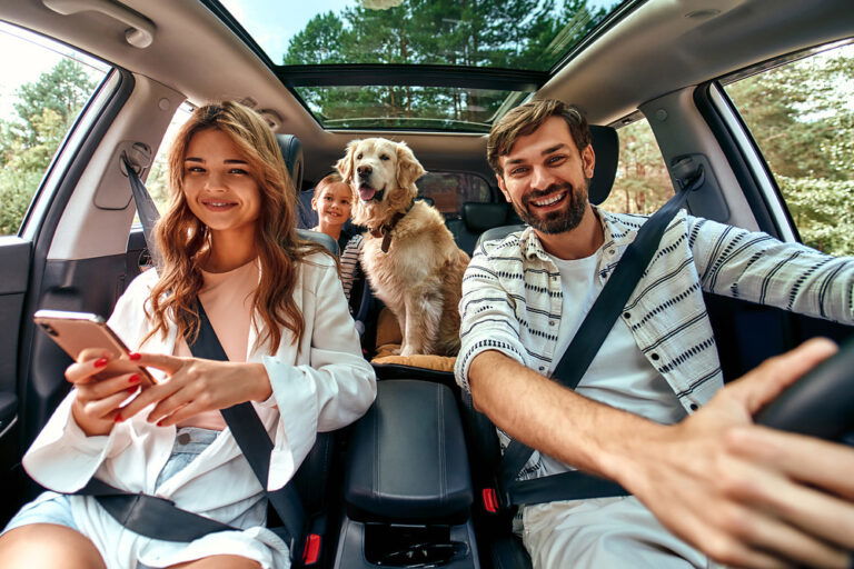 Familie mit Hund im Auto.